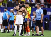 1xBit体育地址-情绪激昂！场上球员热血搏击的简单介绍