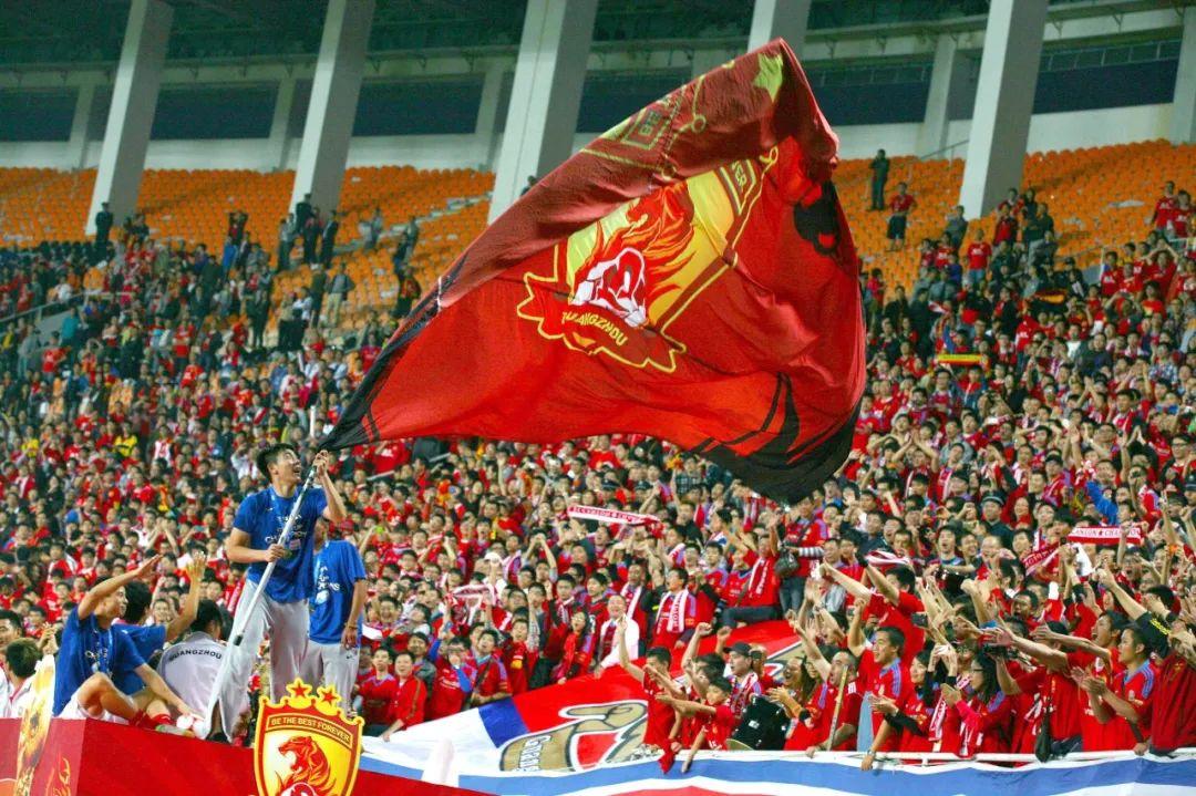 广州队在中超中打出弹幕刷屏，被誉为观众齐声高喊的简单介绍