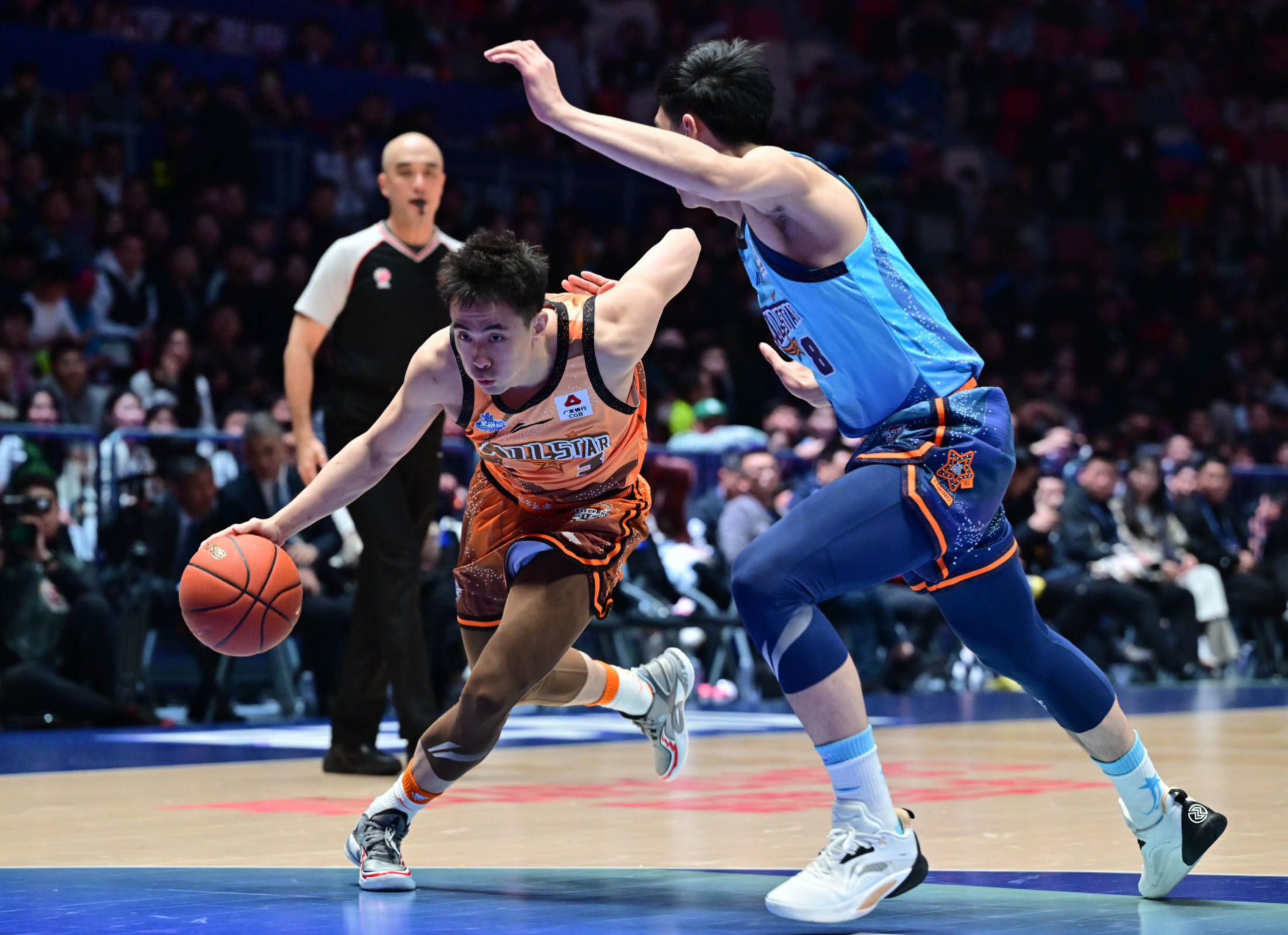 在北京队赛场上演全国篮球锦标赛，逆转，引发观众齐声高喊的简单介绍