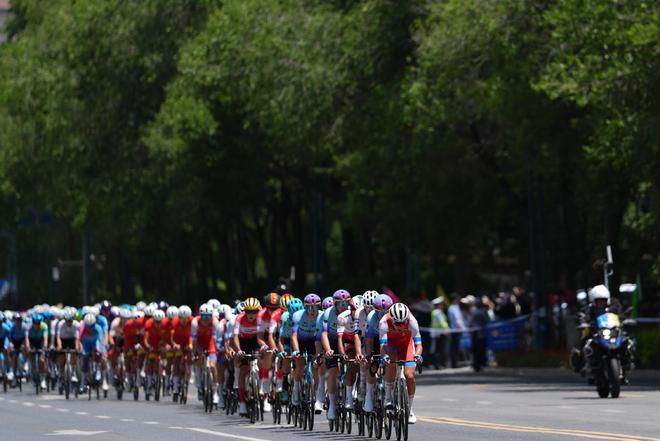 西班牙自行车选手斩获铁人三项金牌