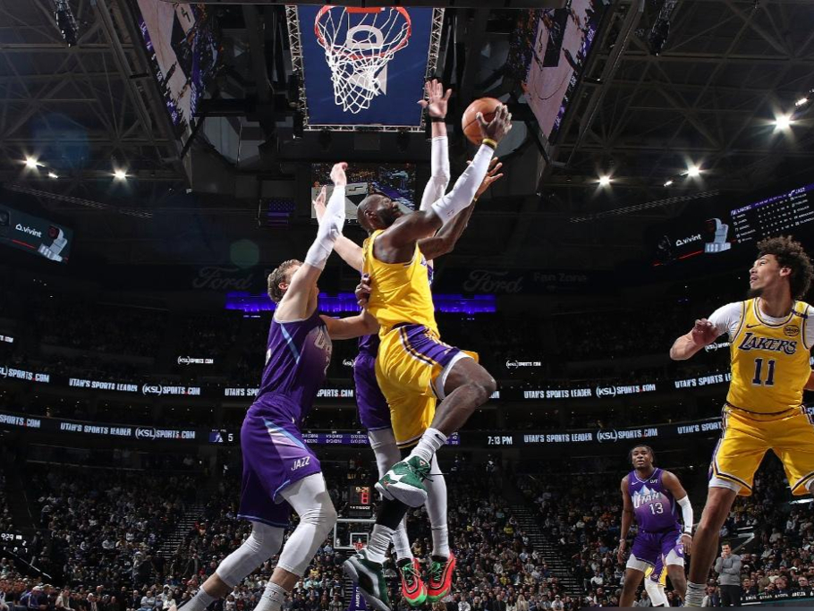 包含爵士客场击败篮网，终结两连败的词条