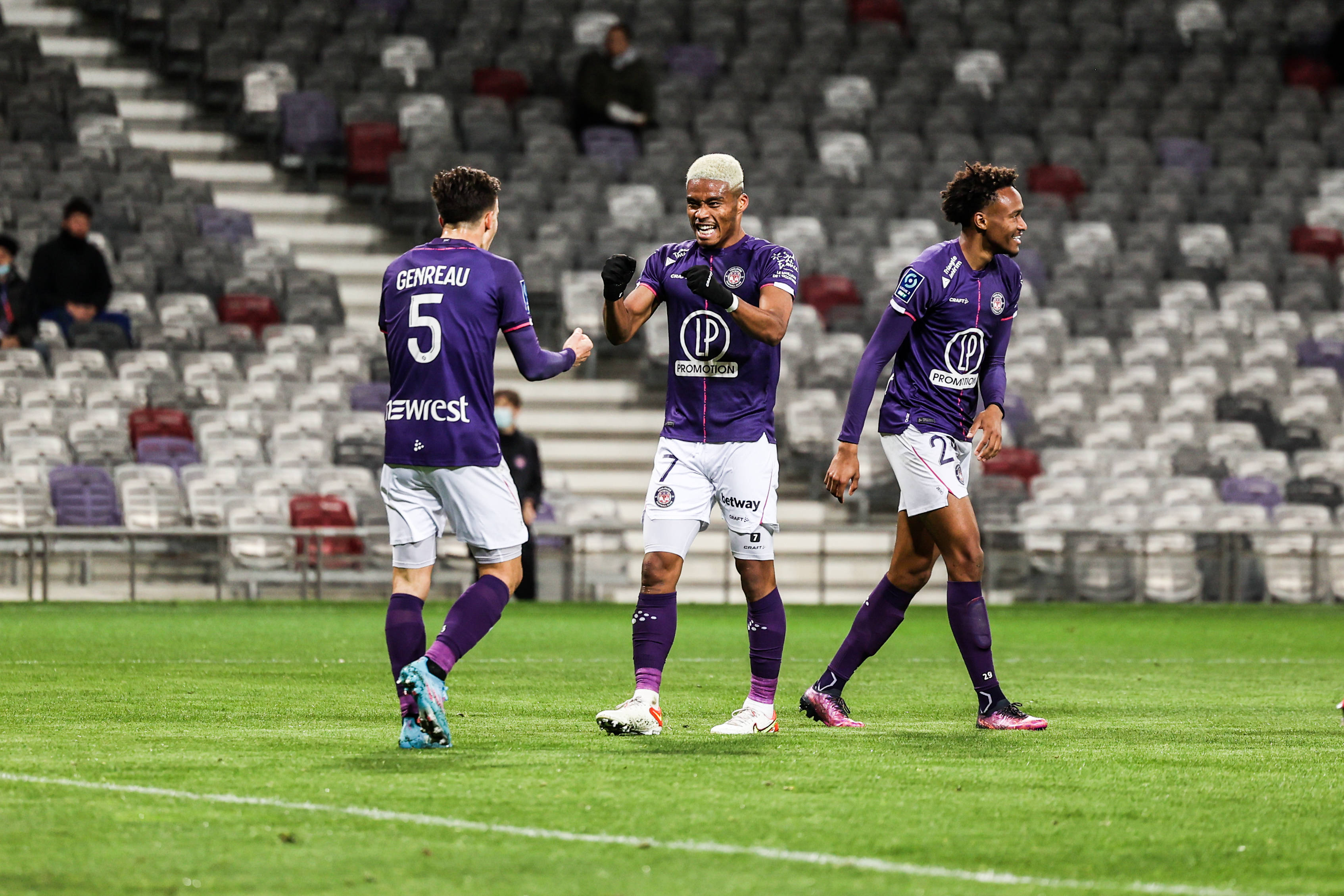 包含竞技场上的战火：女子足球队实力雄厚，对手难阻的词条