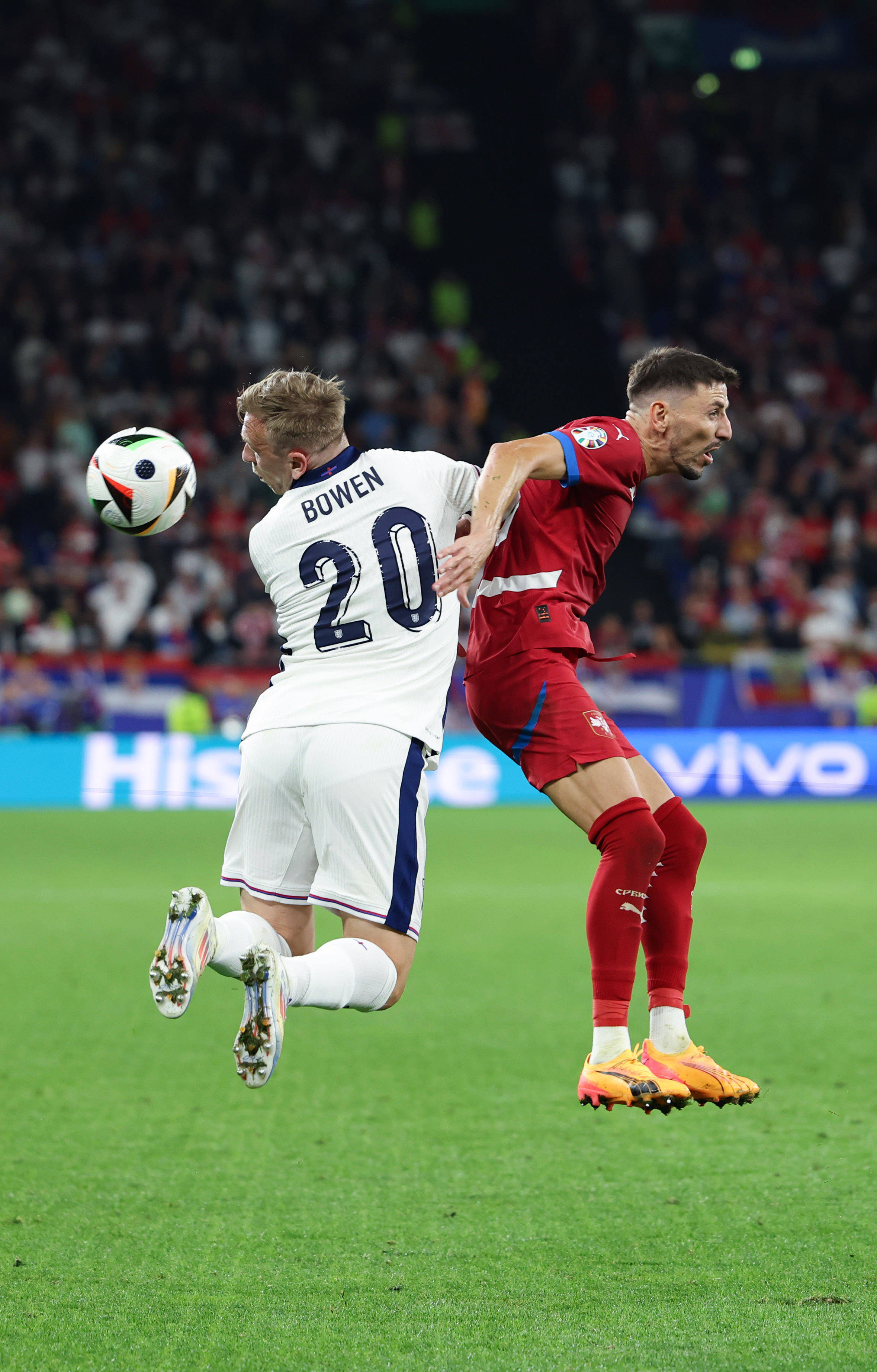 关于足球比赛场上技战术纷呈，赛况备受瞩目的信息