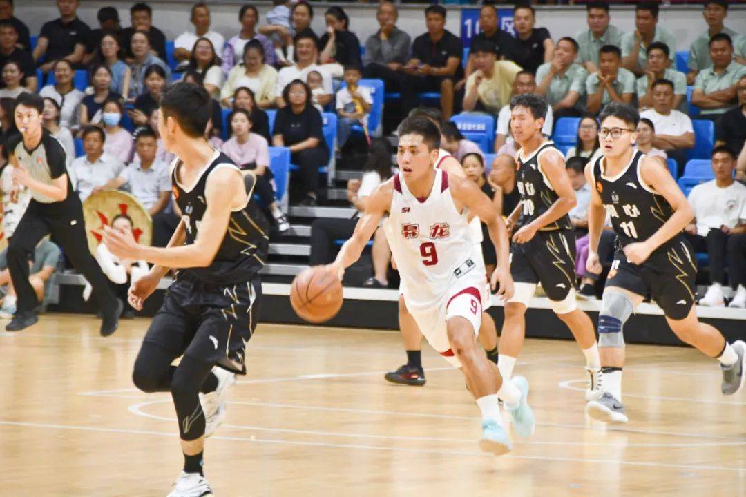 篮球吸引全球瞩目，赛场上奋力拼搏