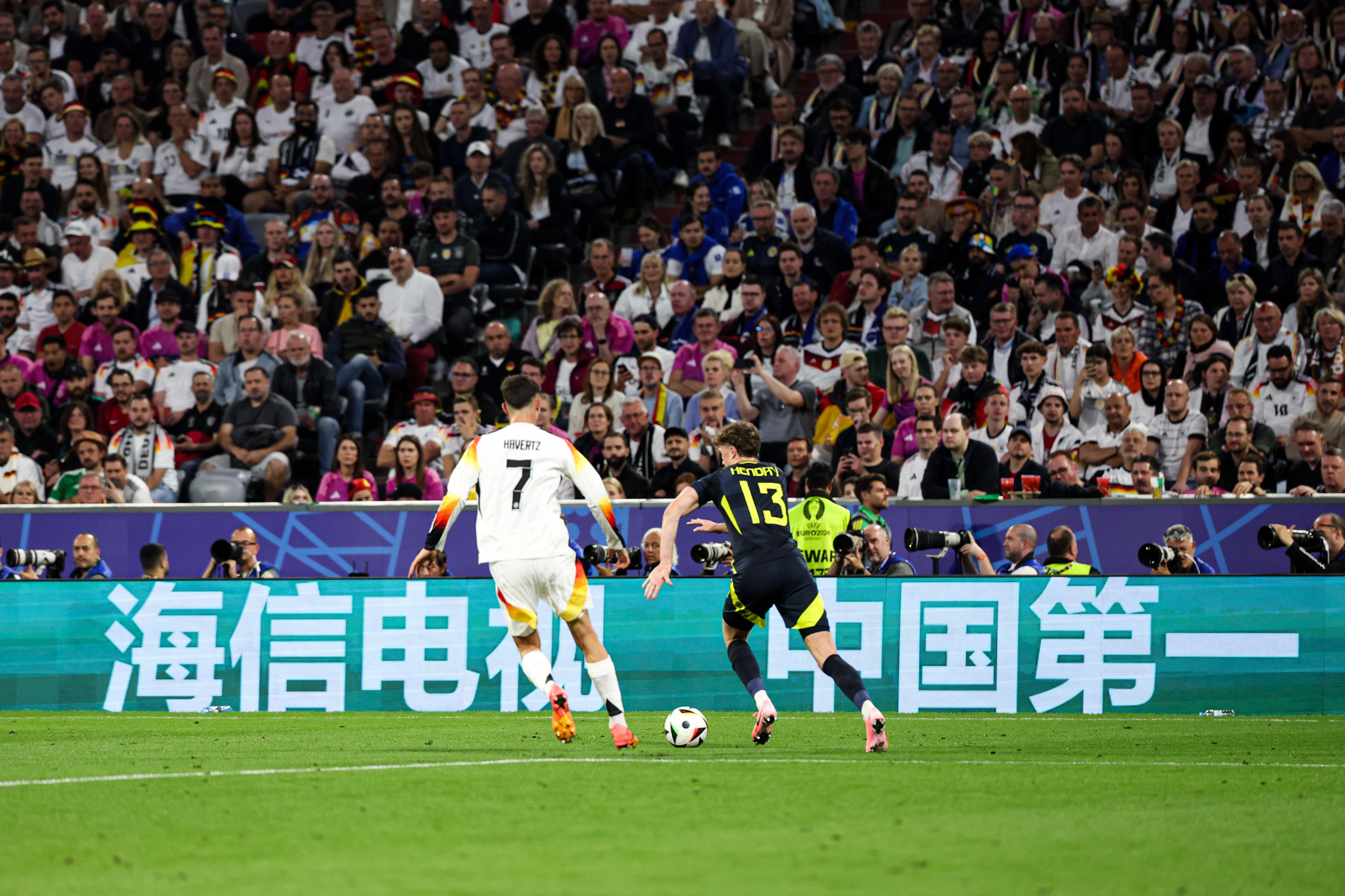 欧国球队实力对比激烈，赛场上绽放激情