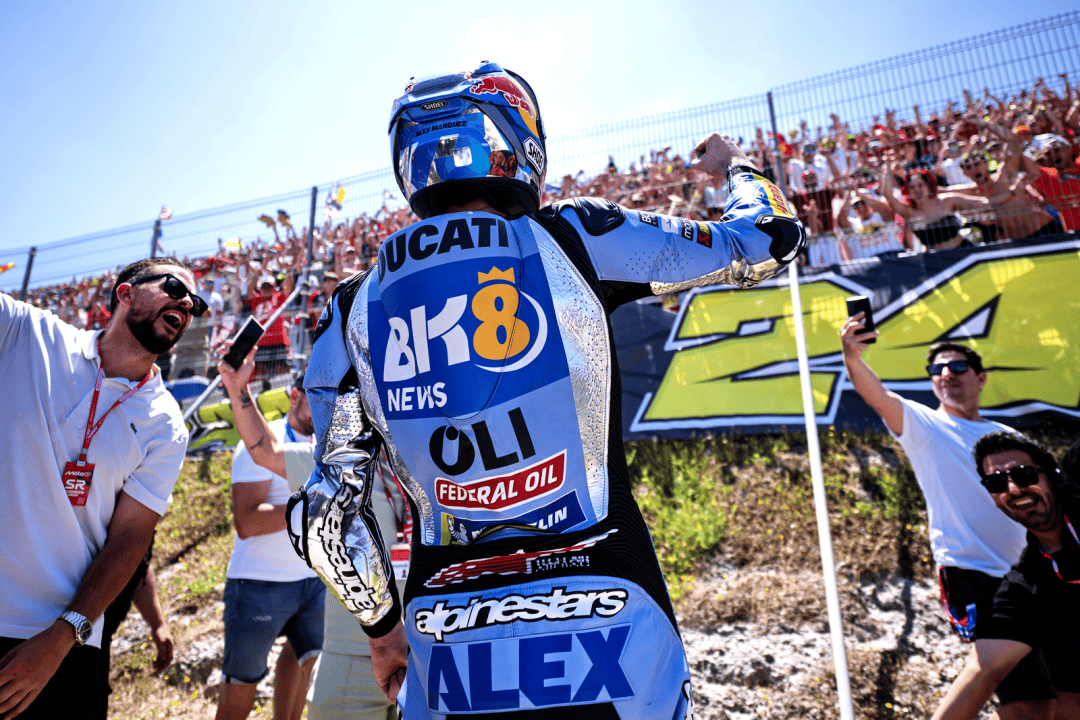 西班牙选手在自行车比赛中夺得亚军