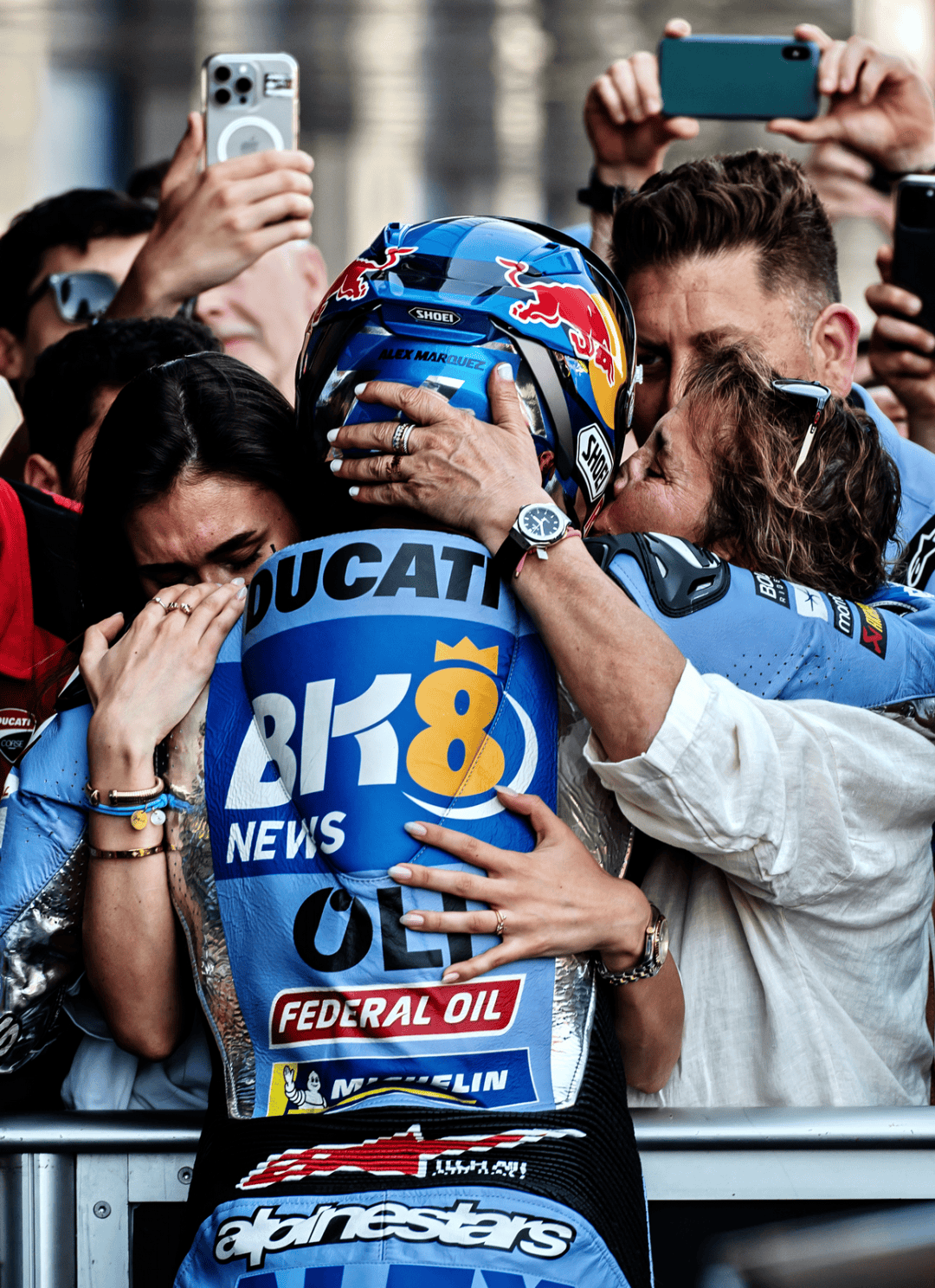 西班牙选手在自行车比赛中夺得亚军