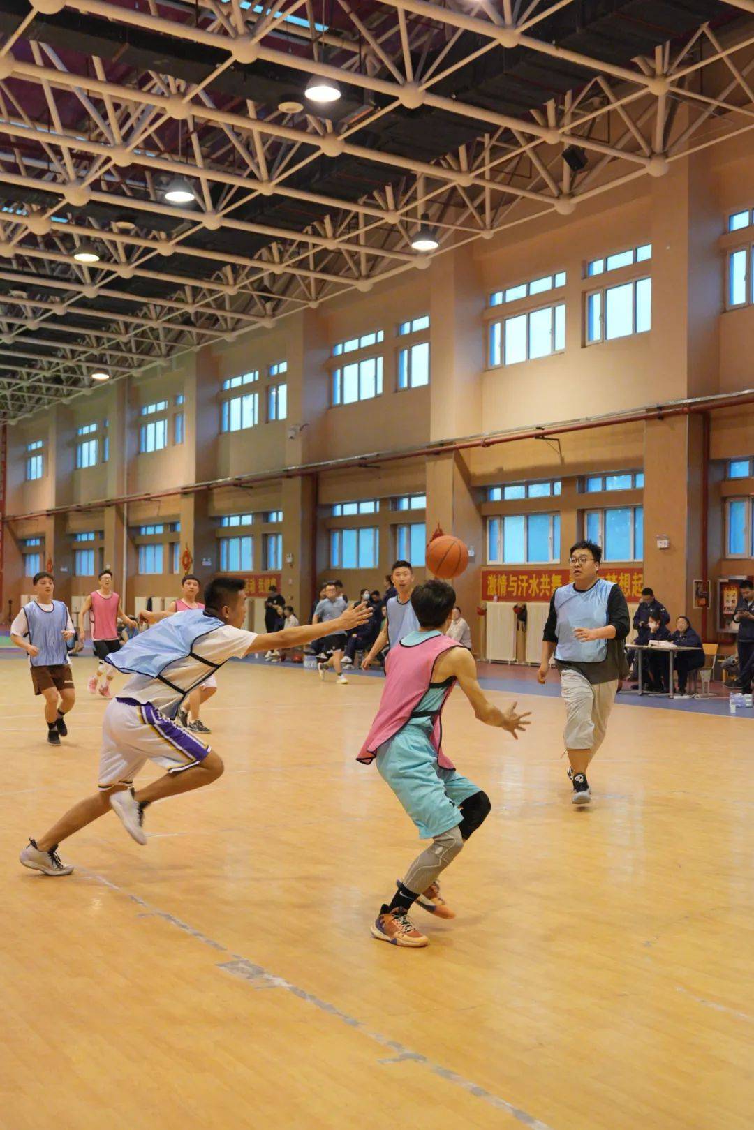 精彩瞬间！篮球赛场比赛大点评的简单介绍