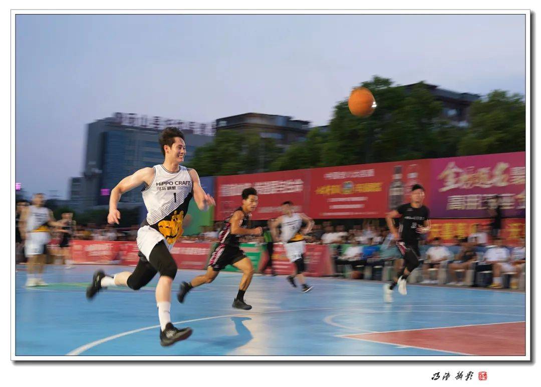 精彩瞬间！篮球赛场比赛大点评的简单介绍