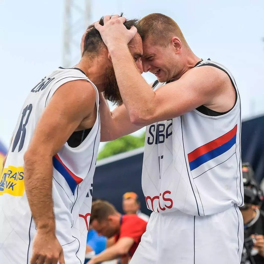 荷兰大胜塞尔维亚，欧冠联赛淘汰赛阻击成功