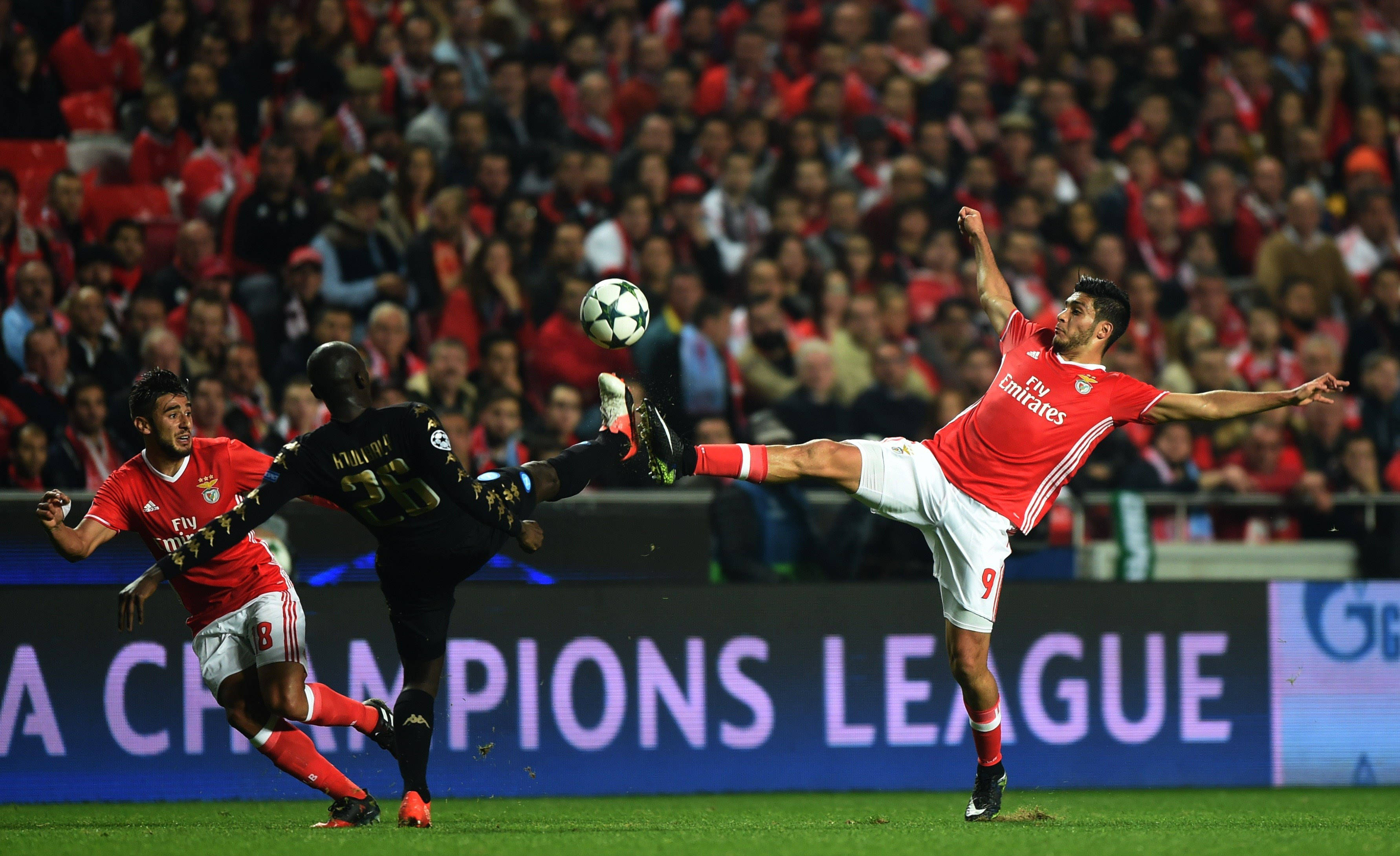 荷兰大胜塞尔维亚，欧冠联赛淘汰赛阻击成功