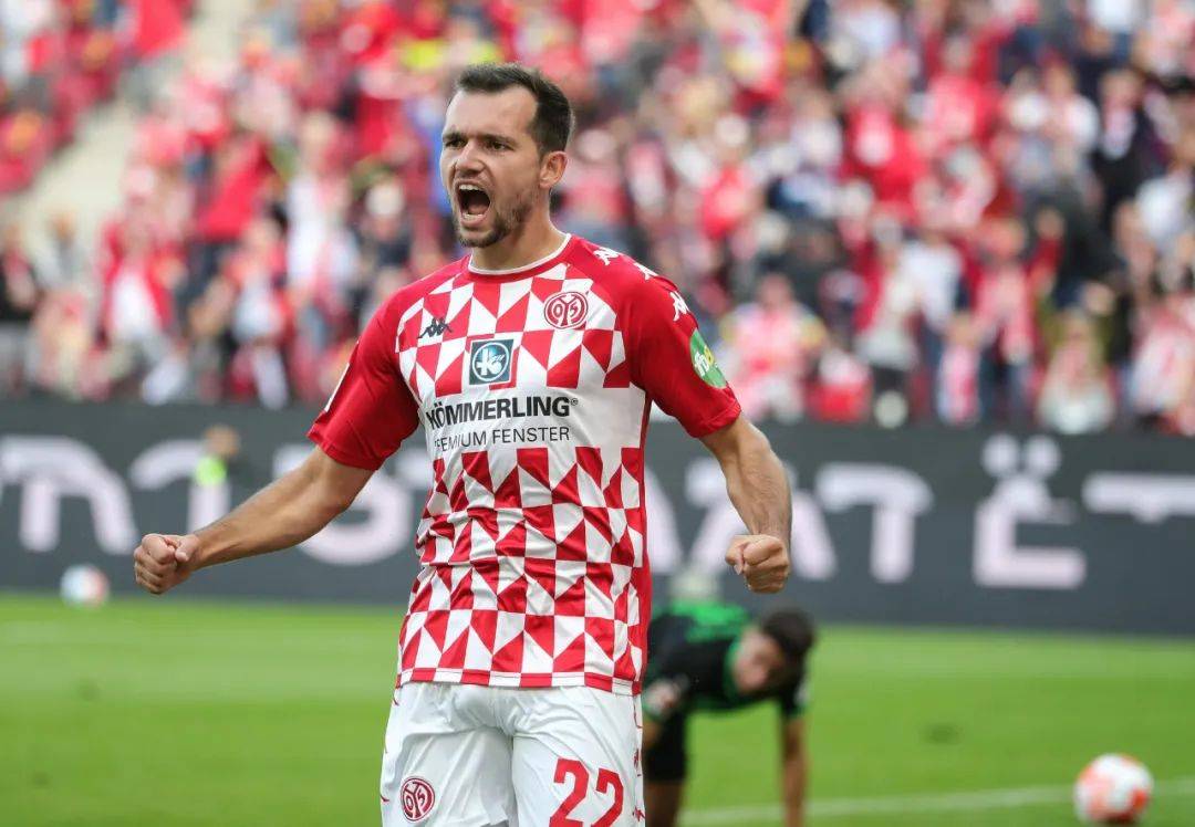 关于美因茨客场逼平对手，取得争冠关键一分的信息