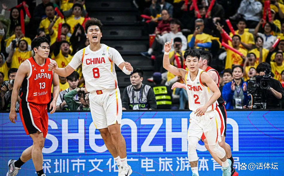 热门球队交锋，场上球员斗志昂扬