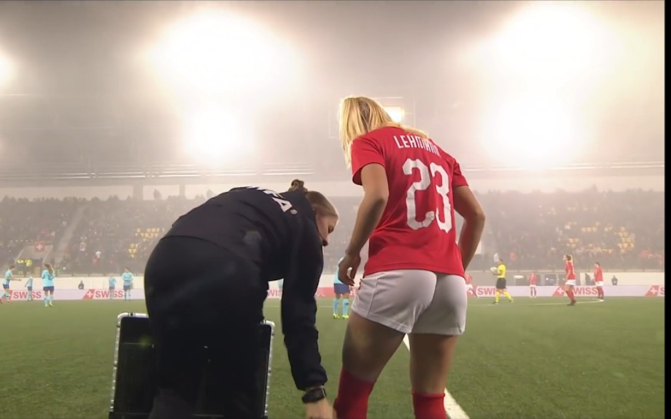 波兰女足比赛宛如精彩舞台，球员飒爽英姿