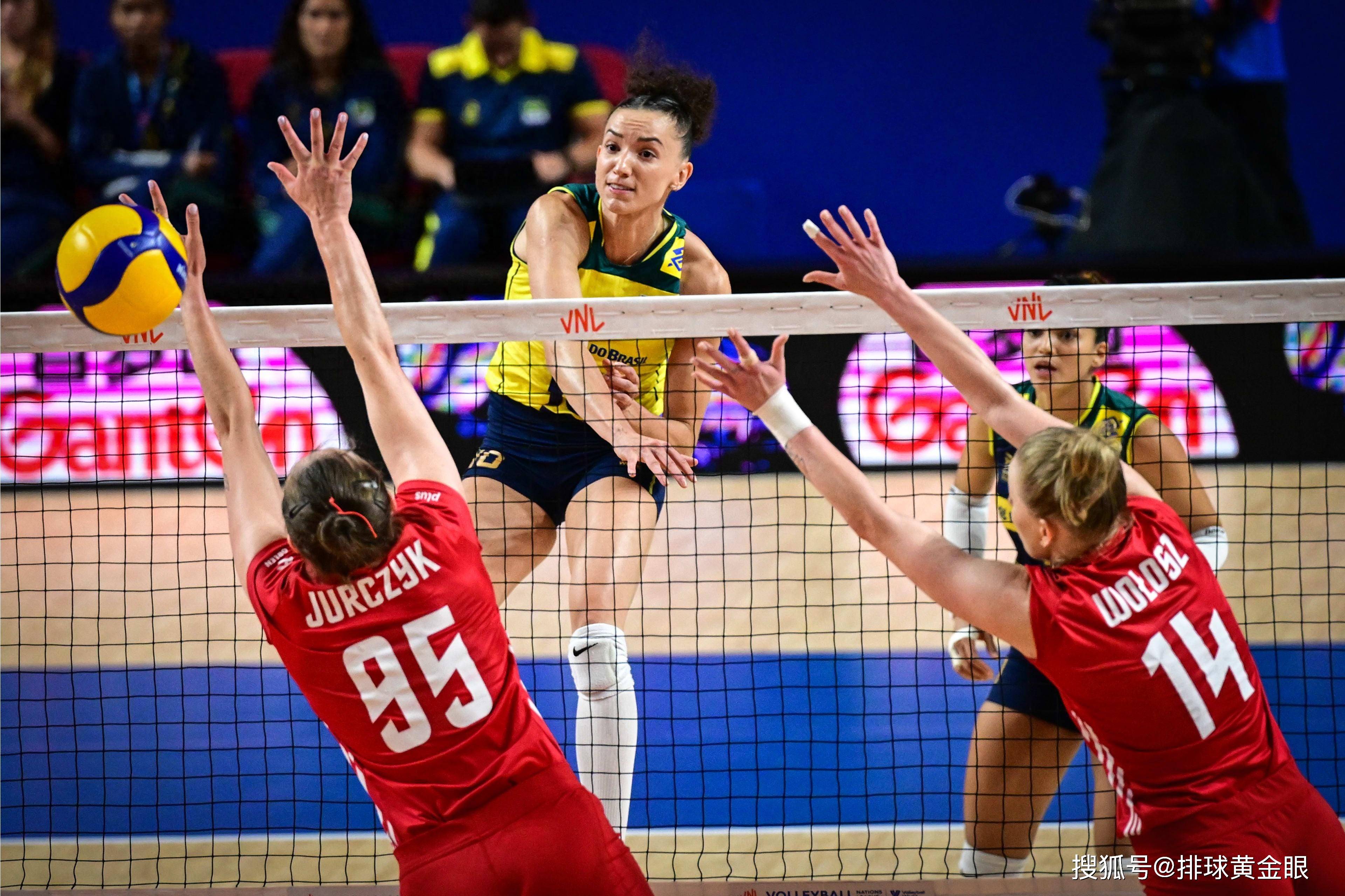 波兰女足比赛宛如精彩舞台，球员飒爽英姿