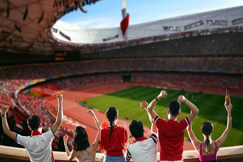 进球瞬间展现，球迷为之疯狂欢呼