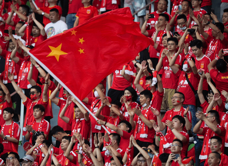 精彩纷呈的比赛吸引了无数球迷驻足观看