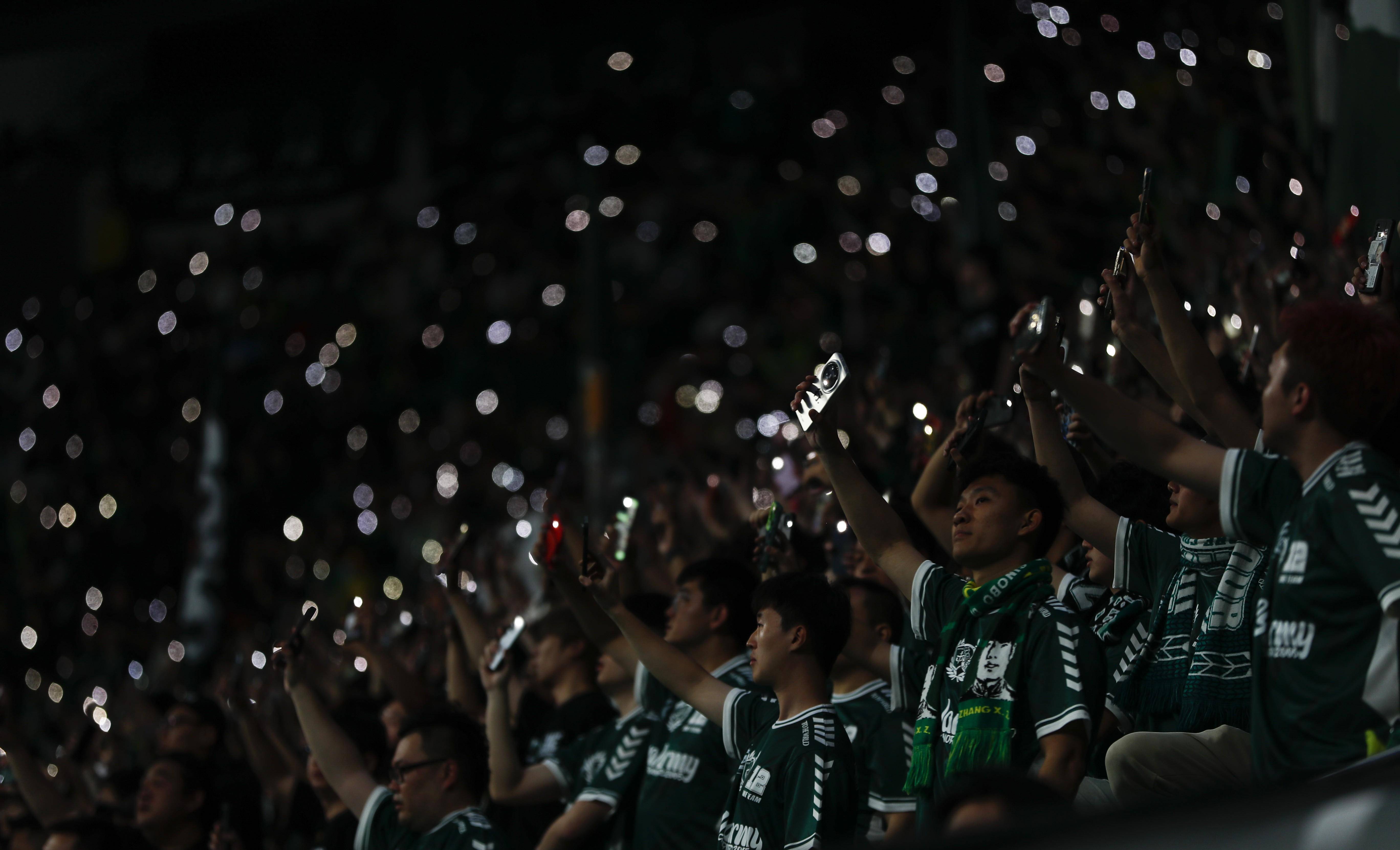 精彩纷呈的比赛吸引了无数球迷驻足观看